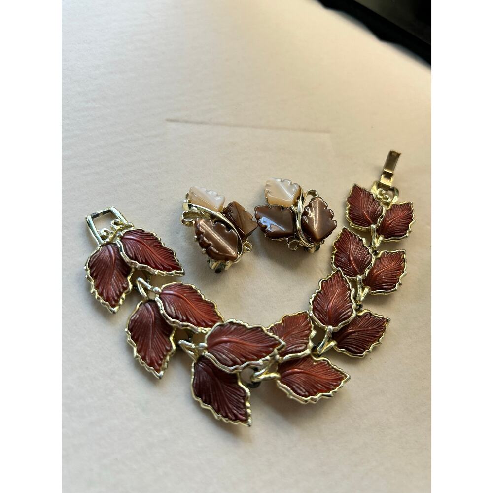 Auc 153 Vintage Gold Tone Red Lucite Leaf Link Bracelet Earrings Set